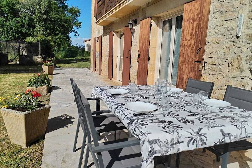 Holiday cottage for 4 people, in the countryside, near Sarlat. 1
