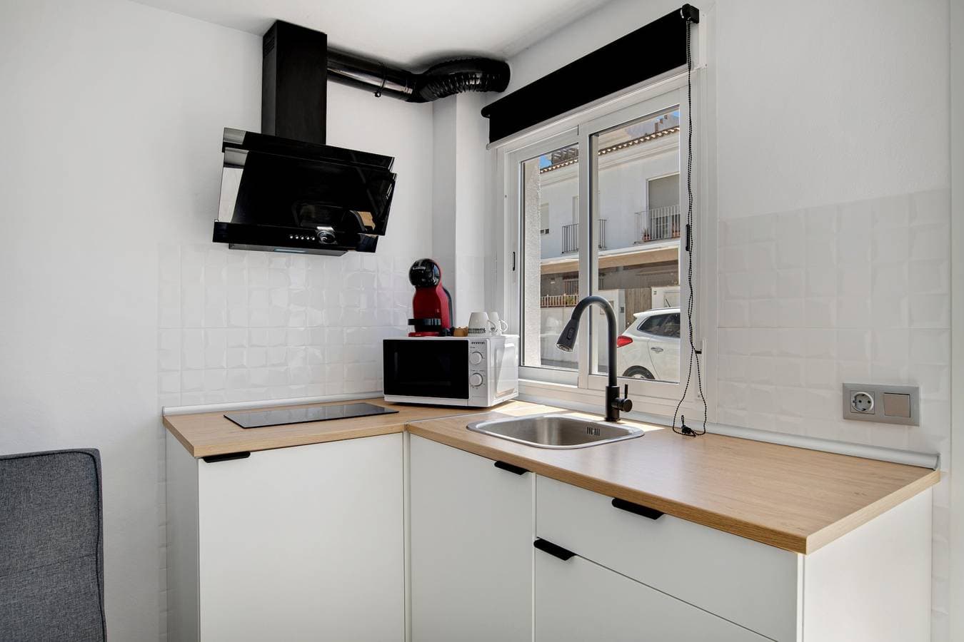 Foto 9 von 25: Einzimmerapartment 'Loft Marina' mit Gemeinschaftspool, WLAN und Klimaanlage