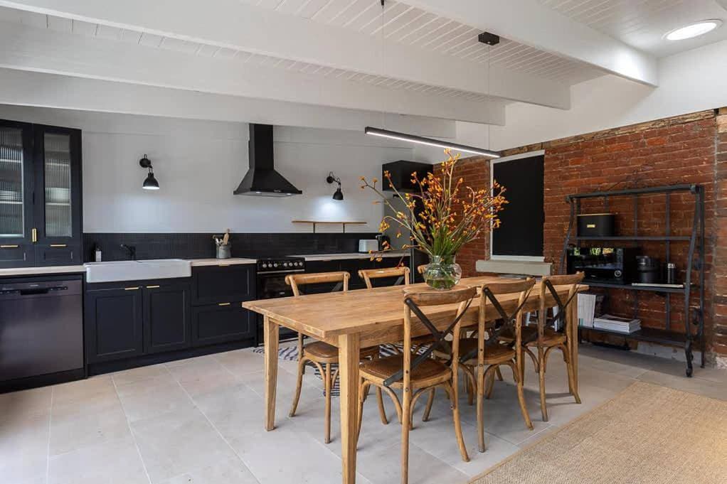 Cosy 3-Bedroom Escape with Outdoor Bliss 1