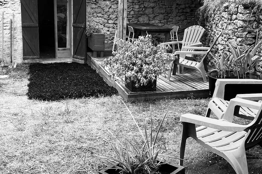 Cosy barn in Montignac Lascaux. 1.5km to Grottes de Lascaux. Pets welcome! 1
