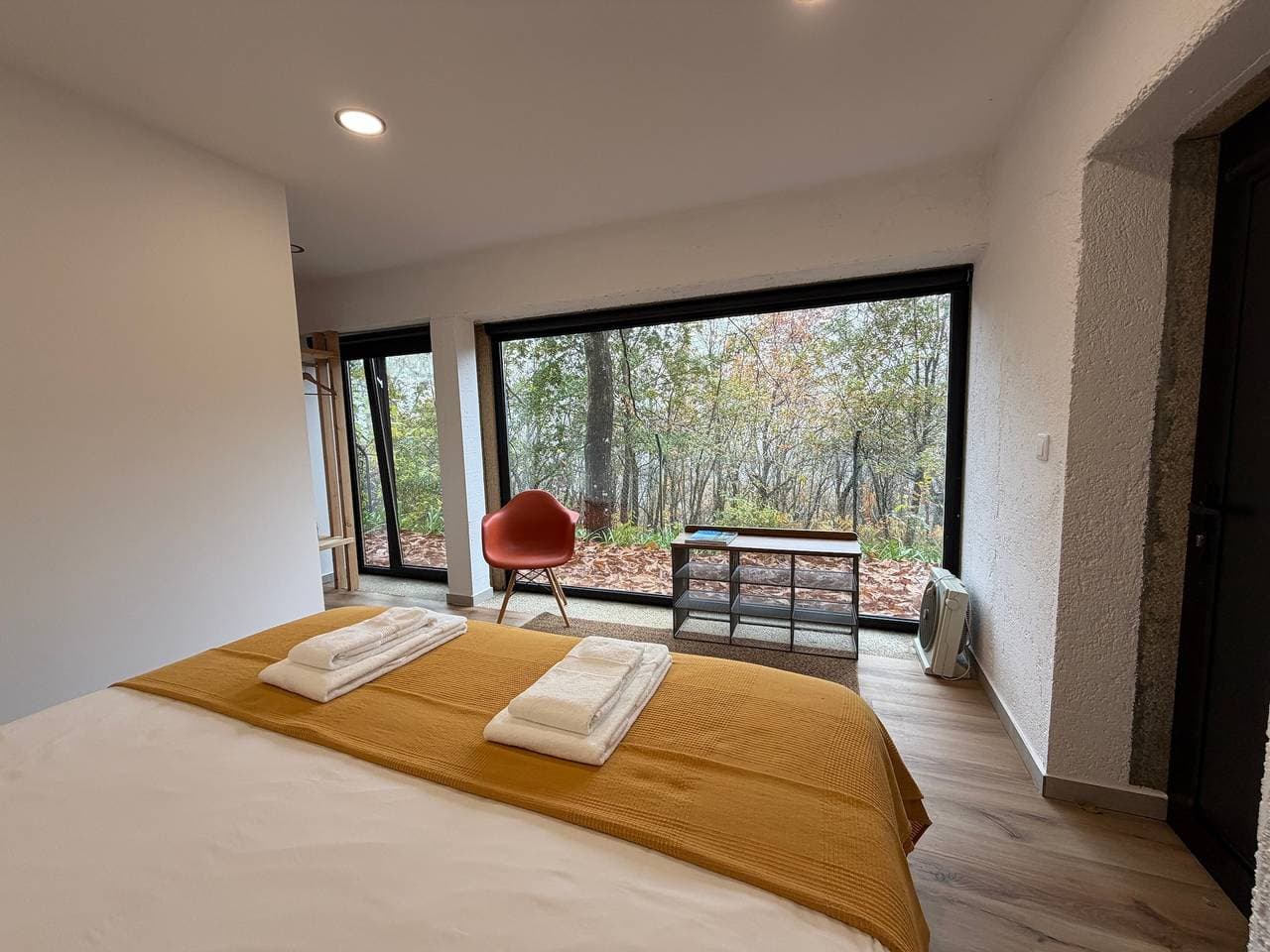 Foto 9 von 35: Suite Camélia mit Gemeinschaftspool und privatem Garten
