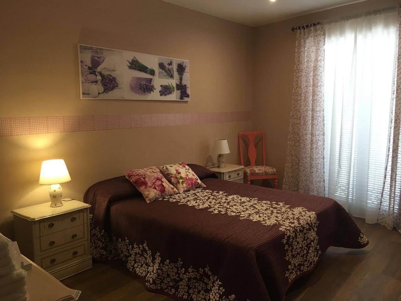 Foto 10 von 14: Family Room with Private Bathroom