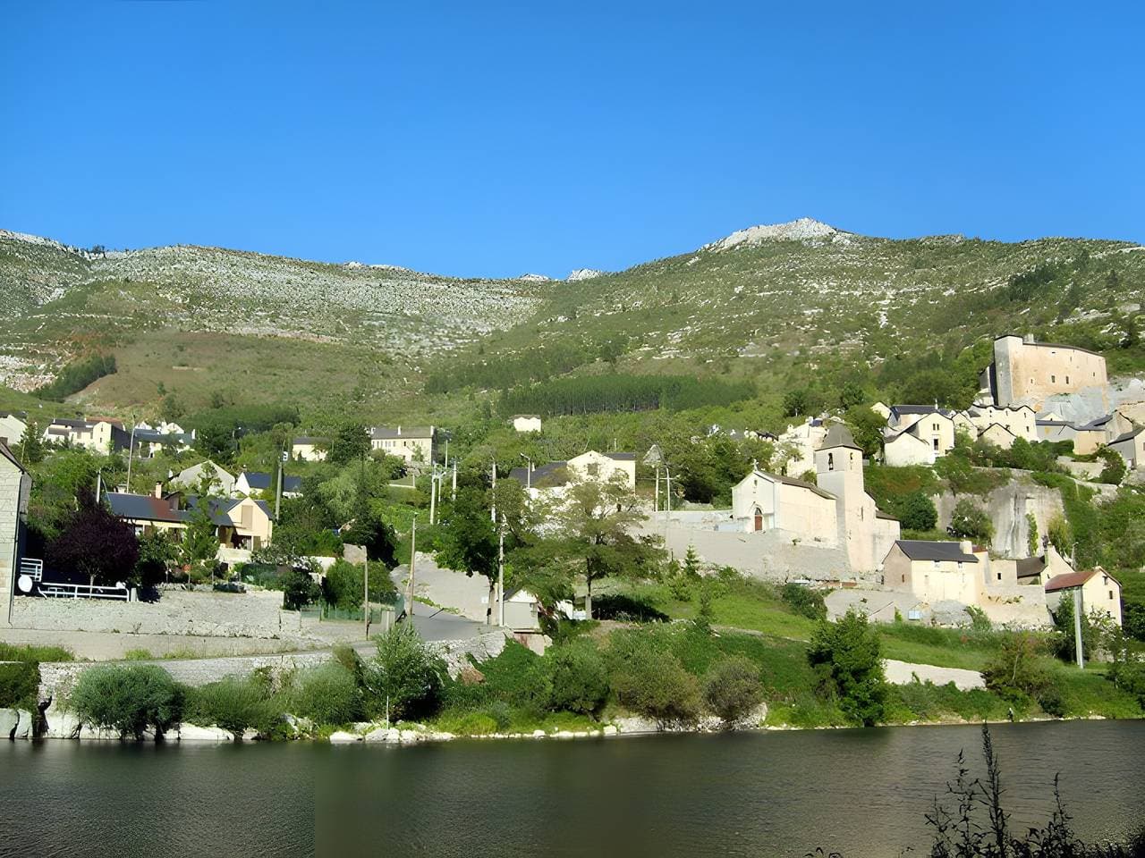 Foto 4 von 15: Gîte „Le Vignou“ in Ste-Enimie: Bergblick, private Terrasse & WLAN