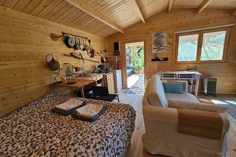 Foto 4 von 28: Cabin Sleeps 2 with Enclosed Garden