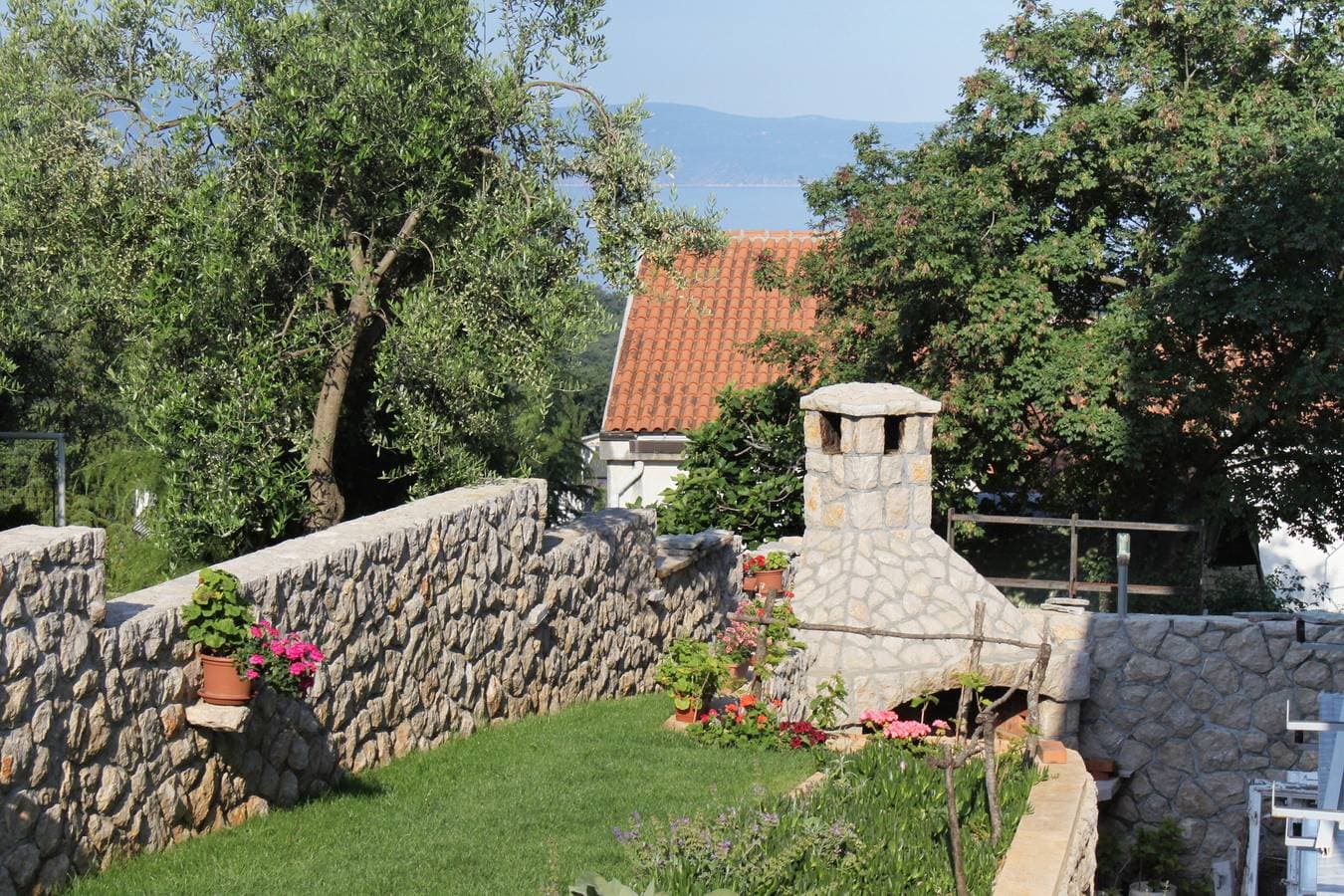 Foto 11 von 25: Studio Appartement mit Terrasse und Meerblick Njivice, Krk As-5458-a