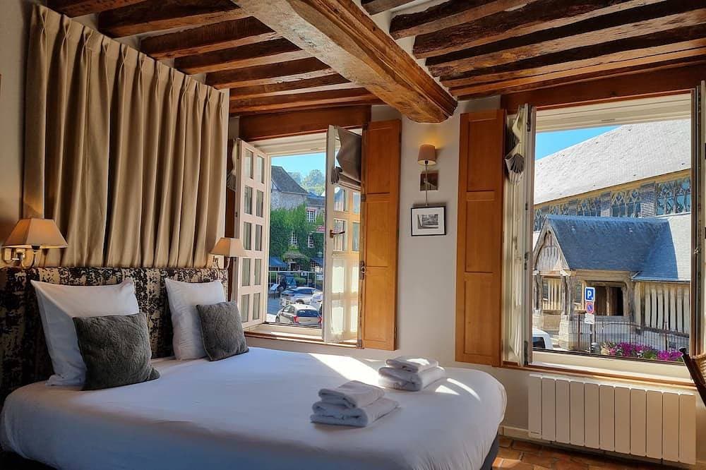 Foto 2 von 12: Houdaille 1 - Helle Suite mit Blick auf den Hafen von Honfleur