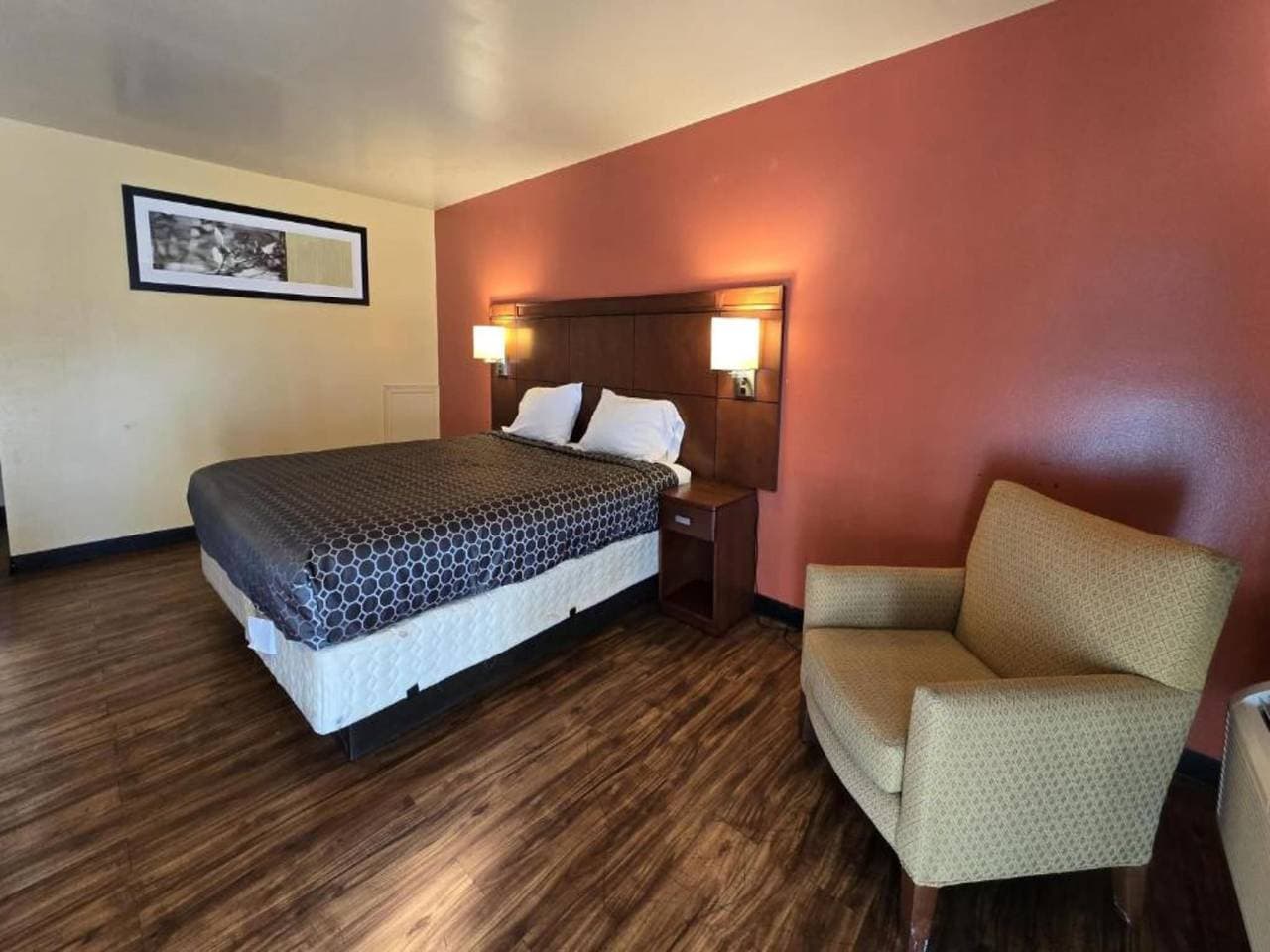 Foto 12 von 16: Kingsize-Bett | Rauchen | Newport News, Pennsylvania