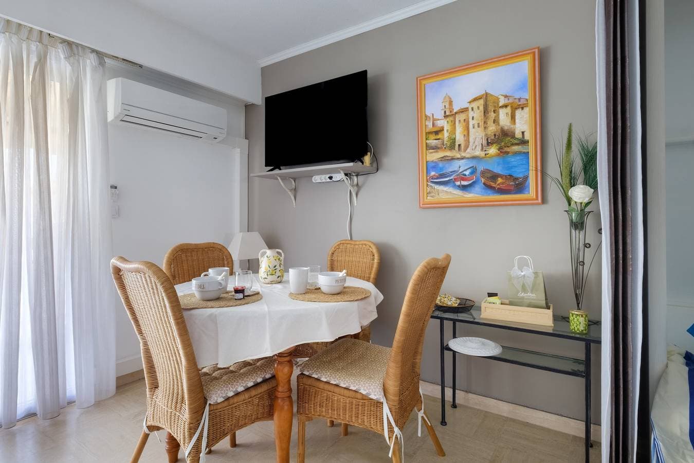 Foto 3 von 26: Studio 'Bellevue Cannes' mit Bergblick, Gemeinschaftspool und Klimaanlage