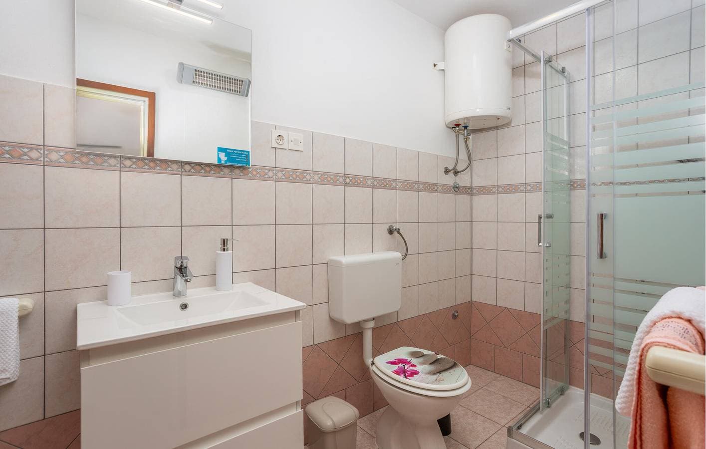 Foto 6 von 24: Gemütliche 1-Zimmer-Wohnung mit Terrasse, WLAN und Parkplatz, 2 km vom Strand Vela Plaža entfernt