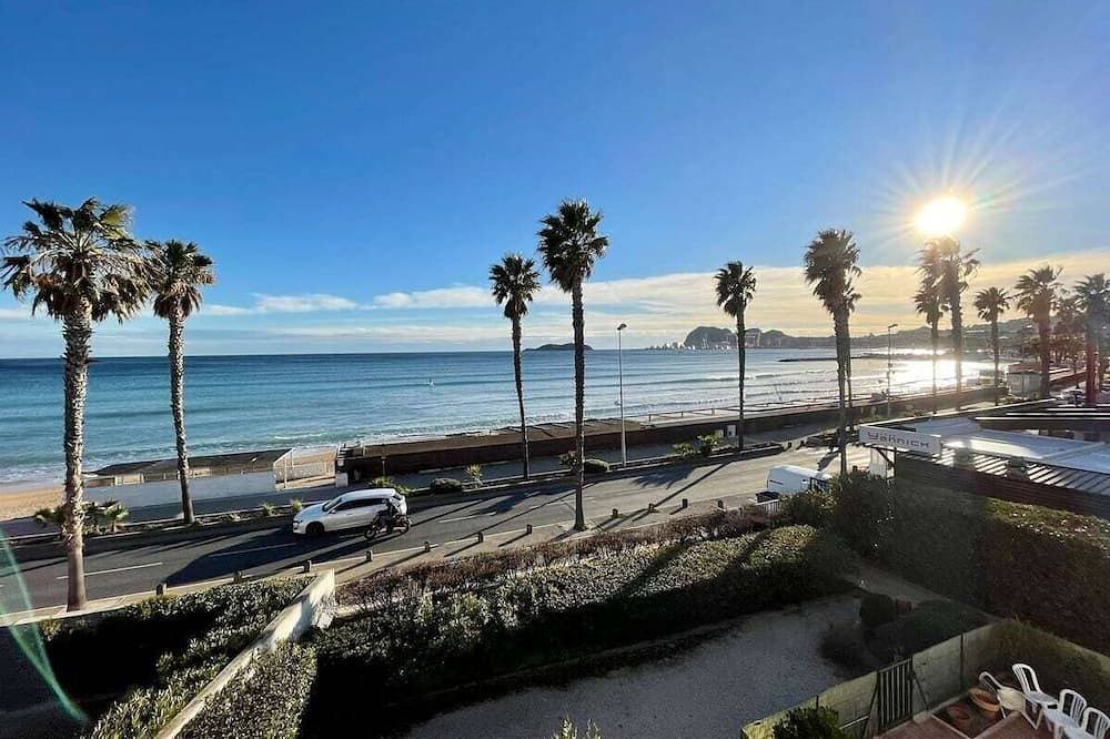 Seafront apartment with private parking 1