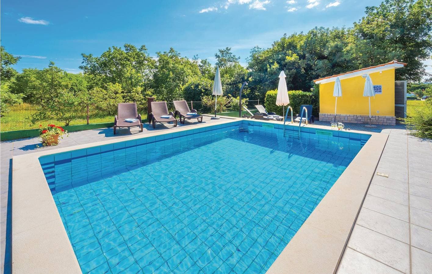 Foto 7 von 47: Charmante Unterkunft, 2 km von Raša entfernt: Geräumiges Apartment mit Pool und Terrasse