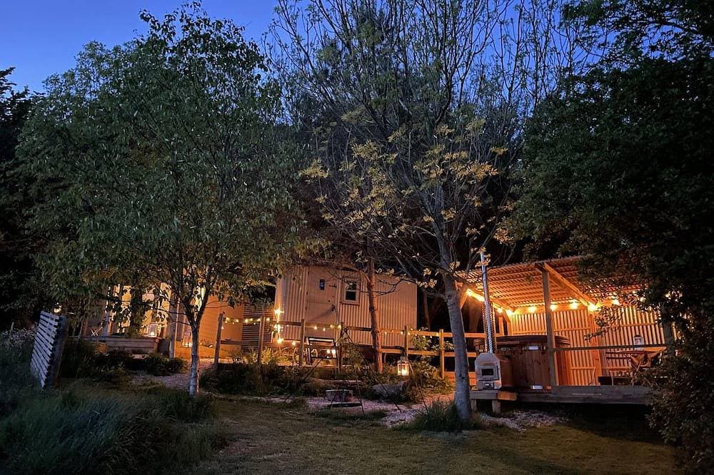 Foto 10 von 30: The Hide With Private Wood Fired Hot Tub. A truly romantic getaway on a Vineyard