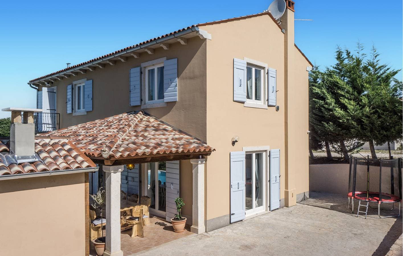 Geräumige 180 m² große Wohnung mit Pool, WLAN, Parkplatz und Klimaanlage 1
