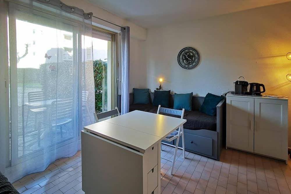 Foto 7 von 11: Prime location in The Lavandou, Studio to rent for 2 people, steps to the beach