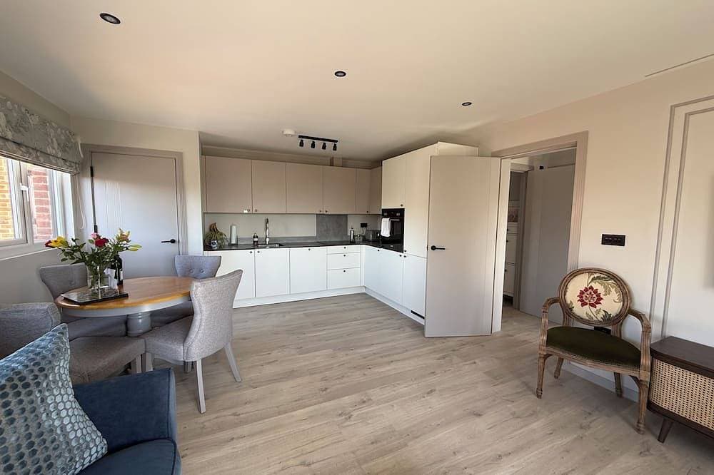 Foto 8 von 10: 10mins  drive from Terminal 5 & 35 mins train to London Waterloo