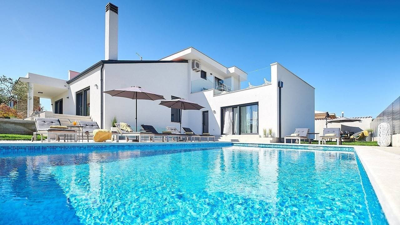 Elegante Villa Dolcea mit Swimmingpool  1
