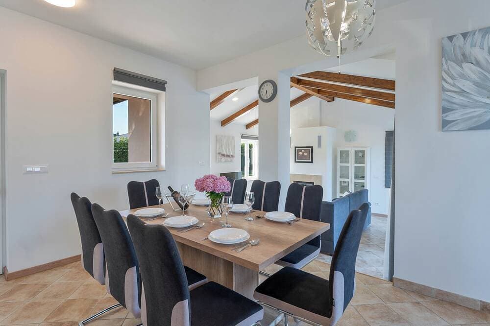 Foto 10 von 30: Exklusive Villa mit großzügigem Poolbereich