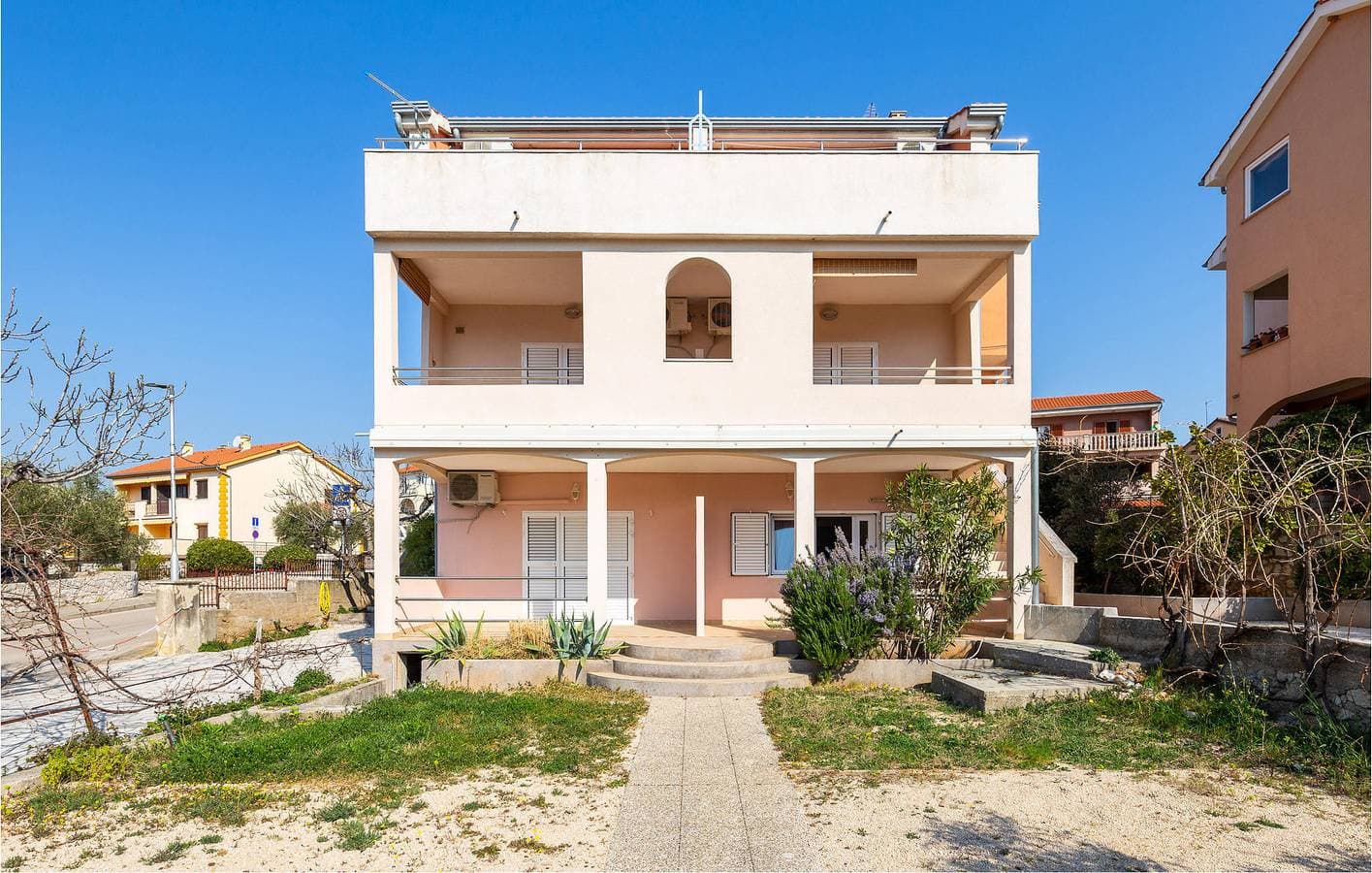 Gemütliches Apartment mit Terrasse in der Nähe von Cres und einem Bistro, 200 m von der Küste entfernt 1