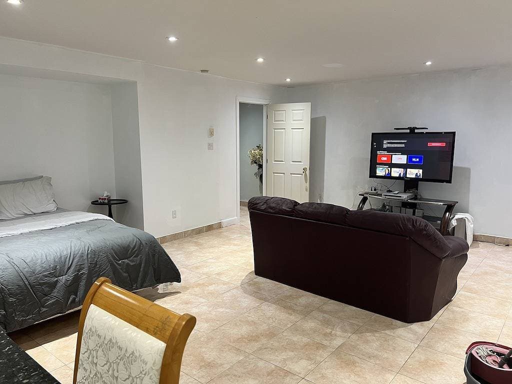Foto 12 von 12: Spacious Basement in Montreal
