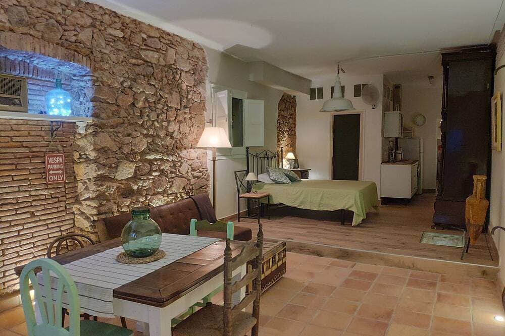 Foto 5 von 30: Loft Love, charming, cozy, comfortable, centrally located, king bed (2-4 pax).