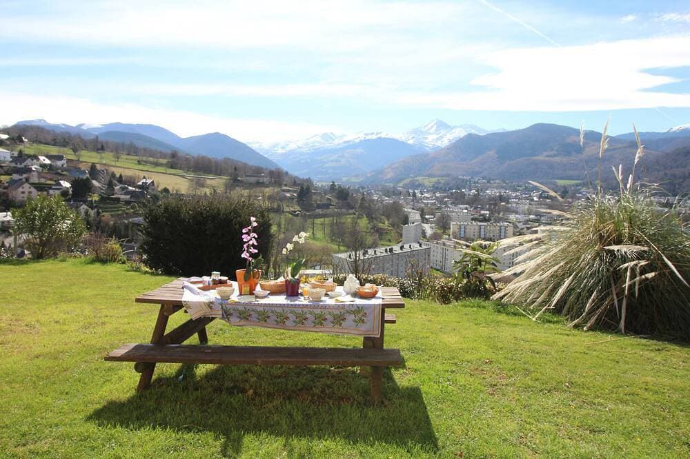 Foto 5 von 8: Krys Chambre vue sur les Pyrenees et le pis du Midi