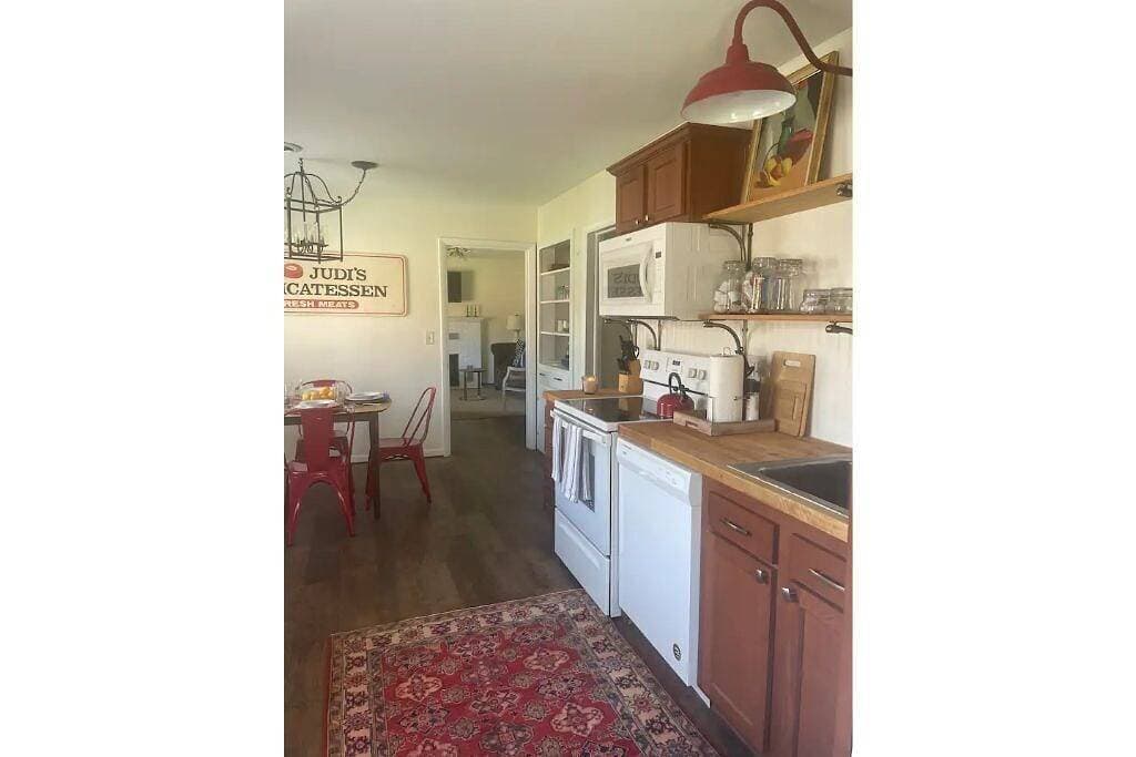 Foto 13 von 25: Lewisburg's Southern Bell, a charming Bungalow that's blocks from downtown!