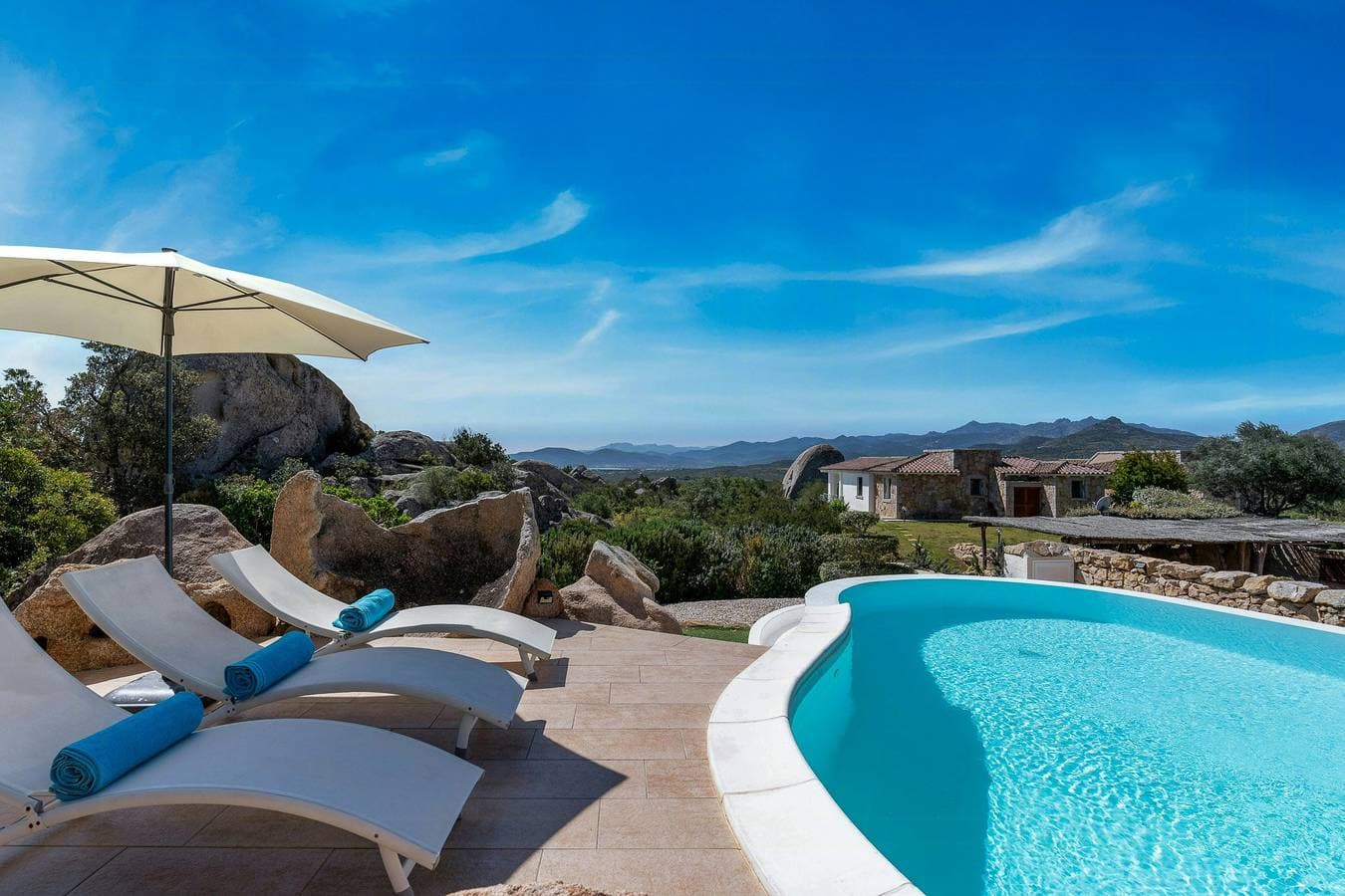 Foto 2 von 23: Villa mit Meerblick und Pool inmitten der Felsen