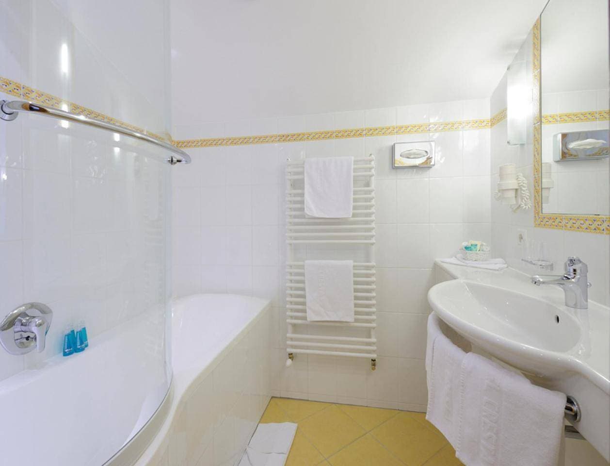 Foto 9 von 13: Double Room with Balcony