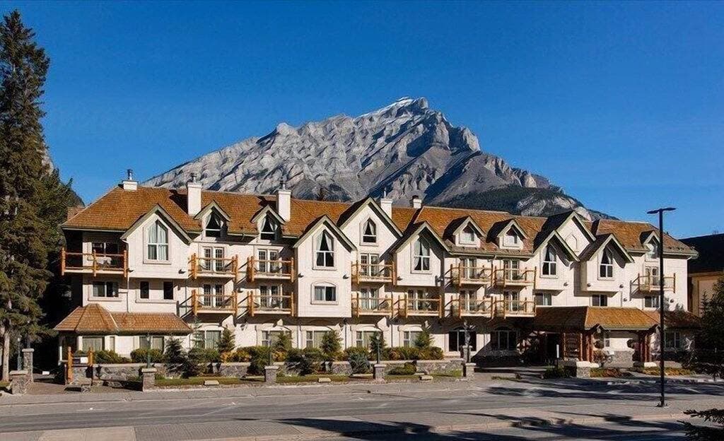 Foto 13 von 16: Bright & Open Loft King Suite with Mountain Views