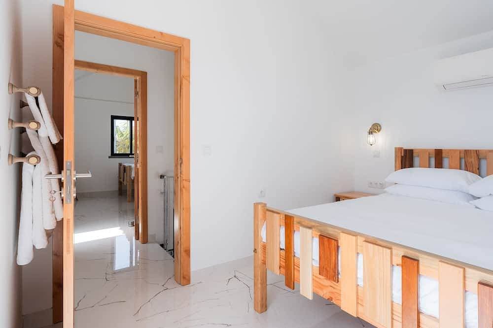Foto 3 von 30: Blue Ocean Cottage. Private Heated Pool, Magnificent ocean view. Quiet location.