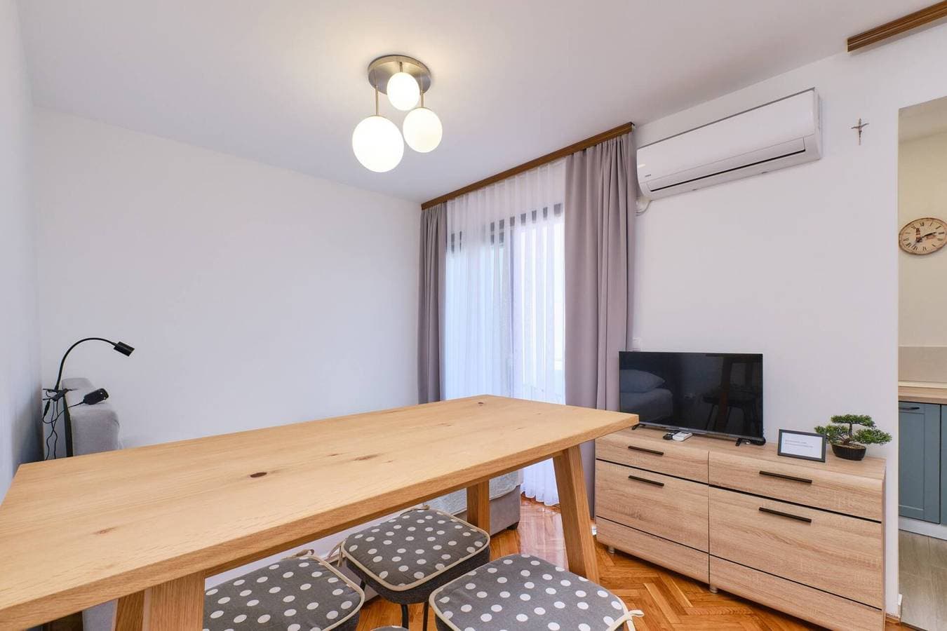 Foto 6 von 12: Das Apartment Billy 1 im ersten Stock bietet Platz für 3 Personen.Es verfügt über ein Schlafzimmer, ein Wohnzimmer, eine Küche, ein Badezimmer mit Dusche und einen Balkon mit Blick auf das Meer.