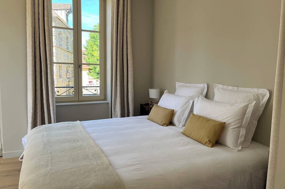 Foto 2 von 25: Comfortable apartment, wine-growing village, opposite the château, near Beaune