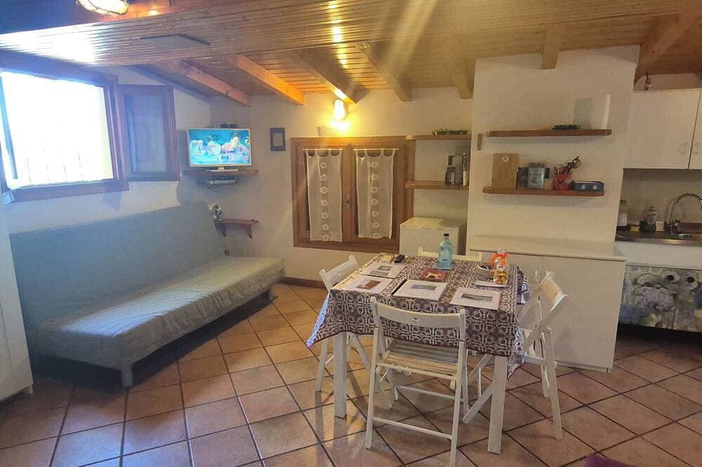Foto 8 von 25: Ferienhaus am See mit privatem Garten und Seebrücke.