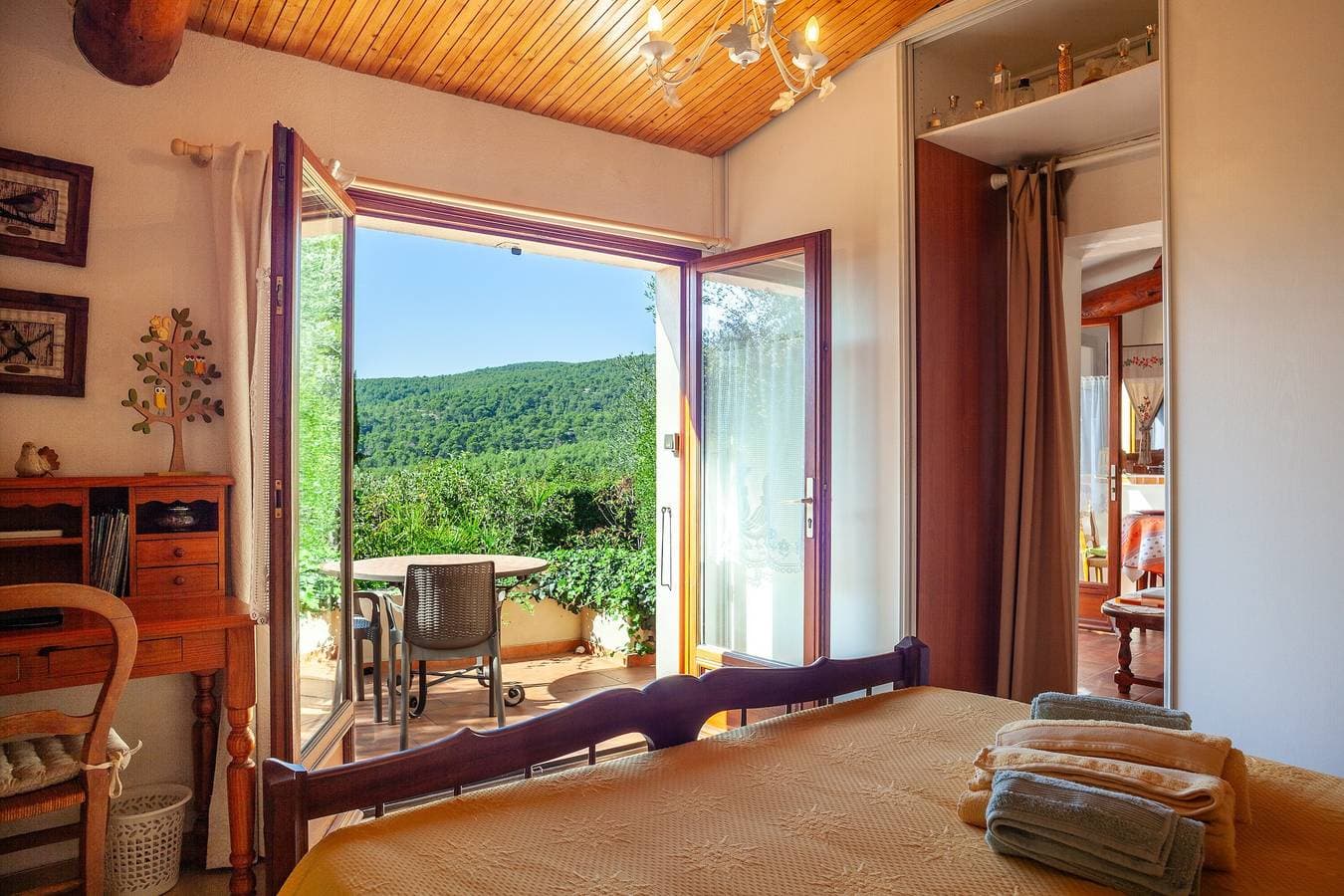 Foto 2 von 21: Ferienhaus "Les Oiseaux" mit Bergblick, Privatem Garten und WLAN