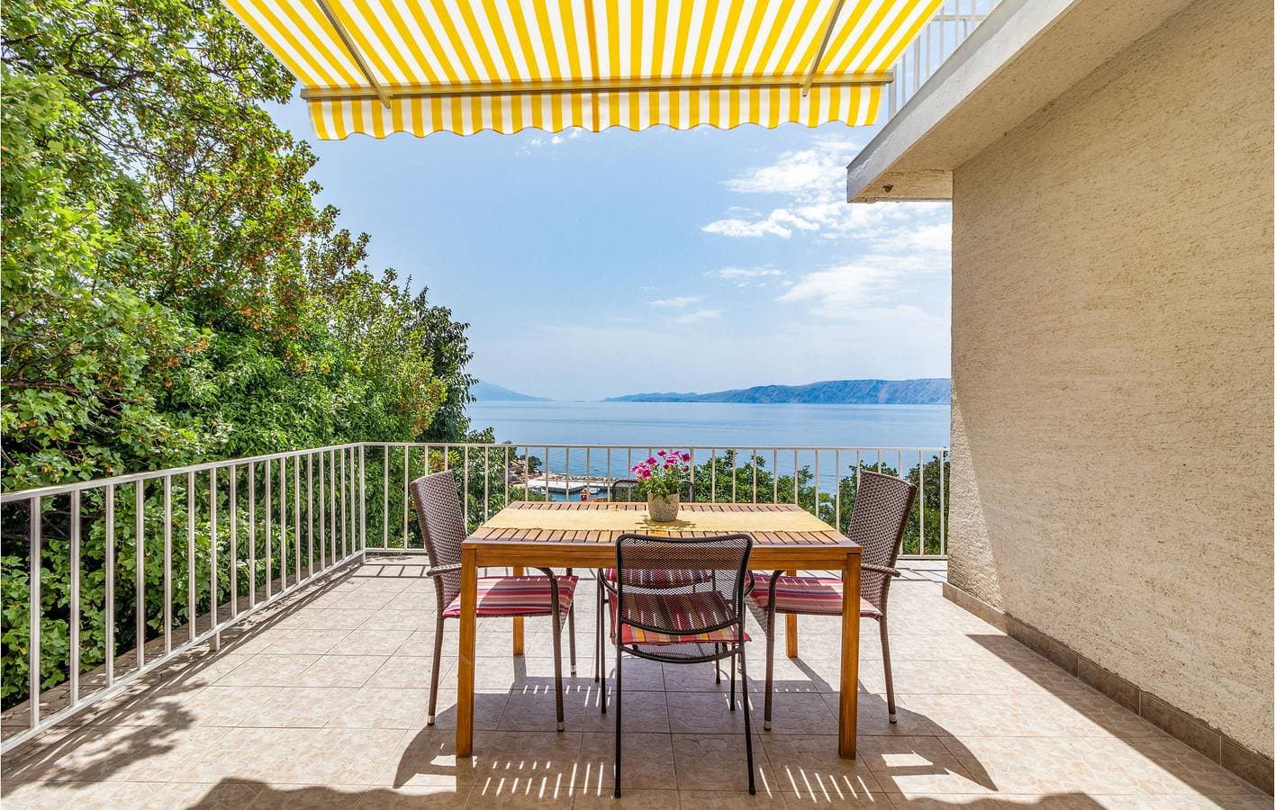 Foto 10 von 49: Gemütliche 2-Zimmer-Wohnung mit Terrasse, 100 m von der Küste in Novi Vinodolski entfernt