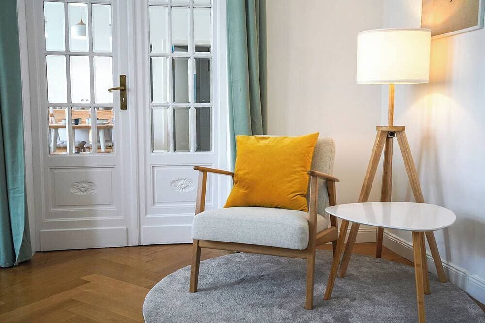 Helle und große Ferienwohnung mit zwei Schlafzimmern und Parkplatz 1
