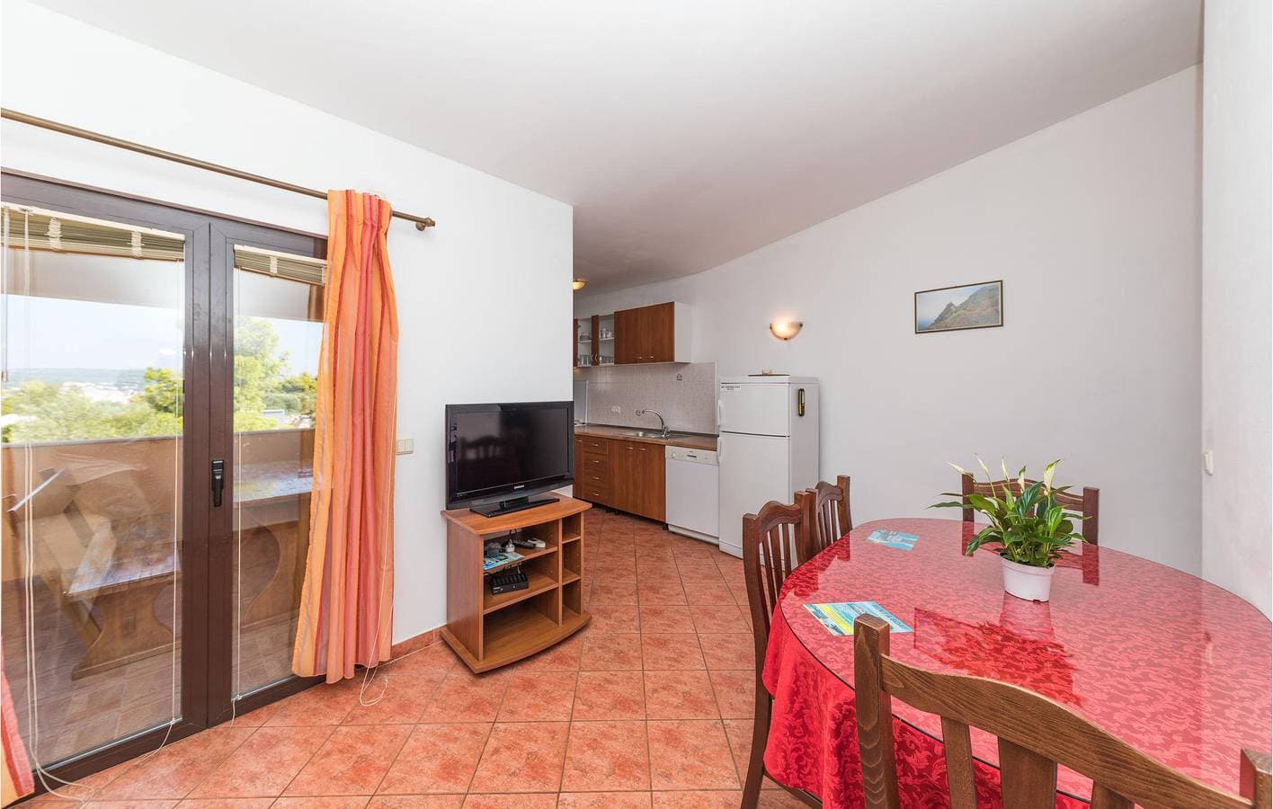 Foto 3 von 20: Gemütliche Ferienwohnung mit Terrasse, Küche und WLAN in der Nähe des Strandes Stari Porat