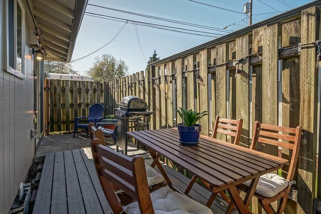 #StayInMyDistrict Vancouver Near Shopping & Dining 1