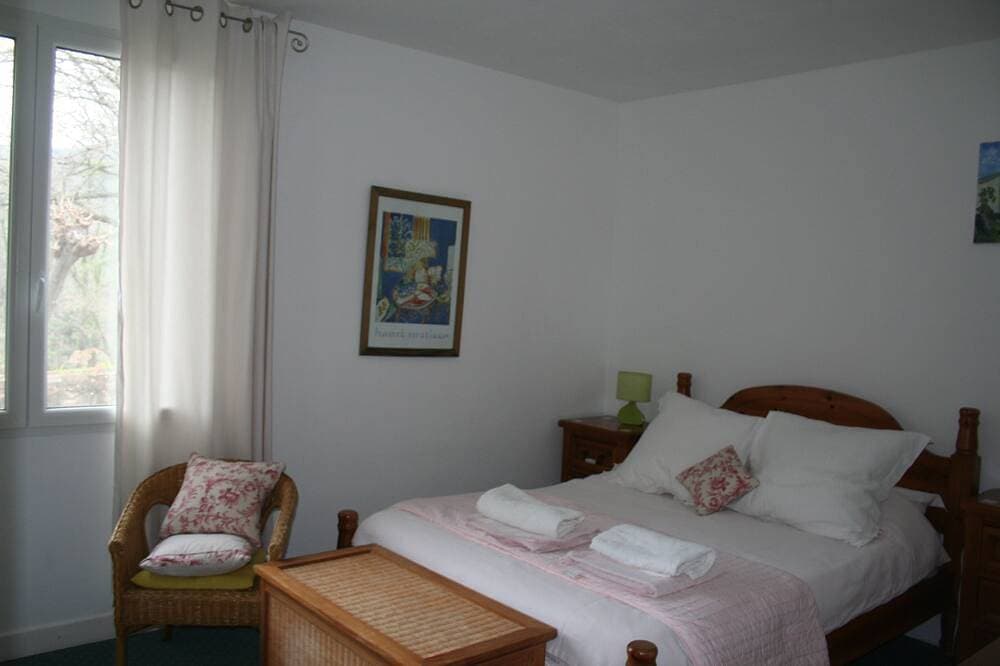 Foto 2 von 30: Les Rochers - Spacious woodland gite with heated pool