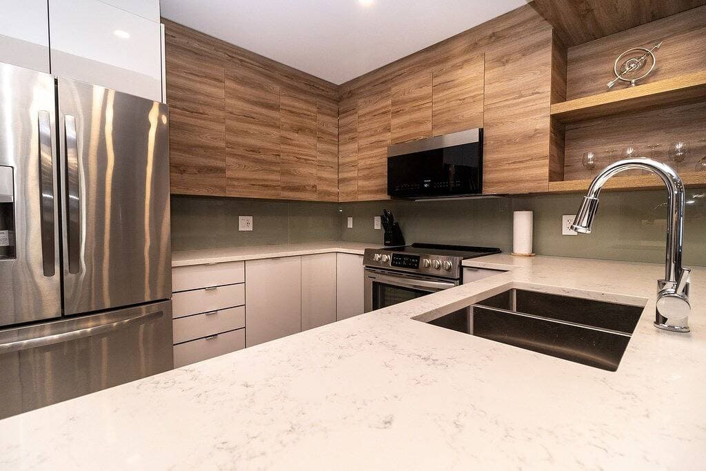 Foto 7 von 20: Modern Downtown 1Bd Suite w/ Balcony, Gym & City Views