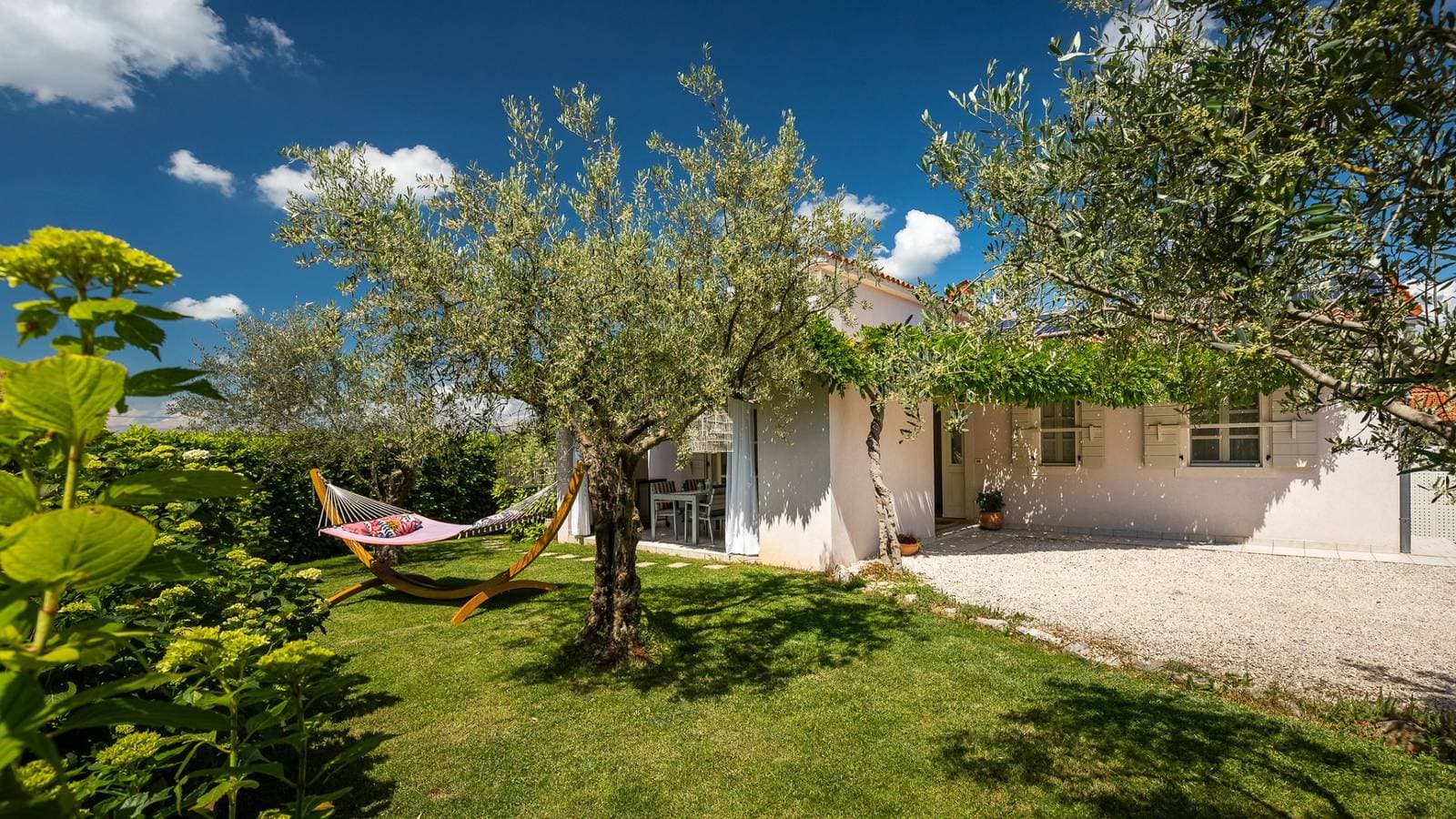 Villa by Villas Guide 1