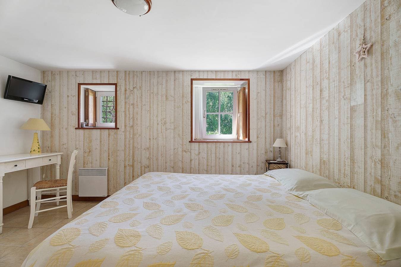 Foto 6 von 23: Gästezimmer „La Souricière - Le Puits“ mit gemeinsamer Terrasse, Garten und WLAN