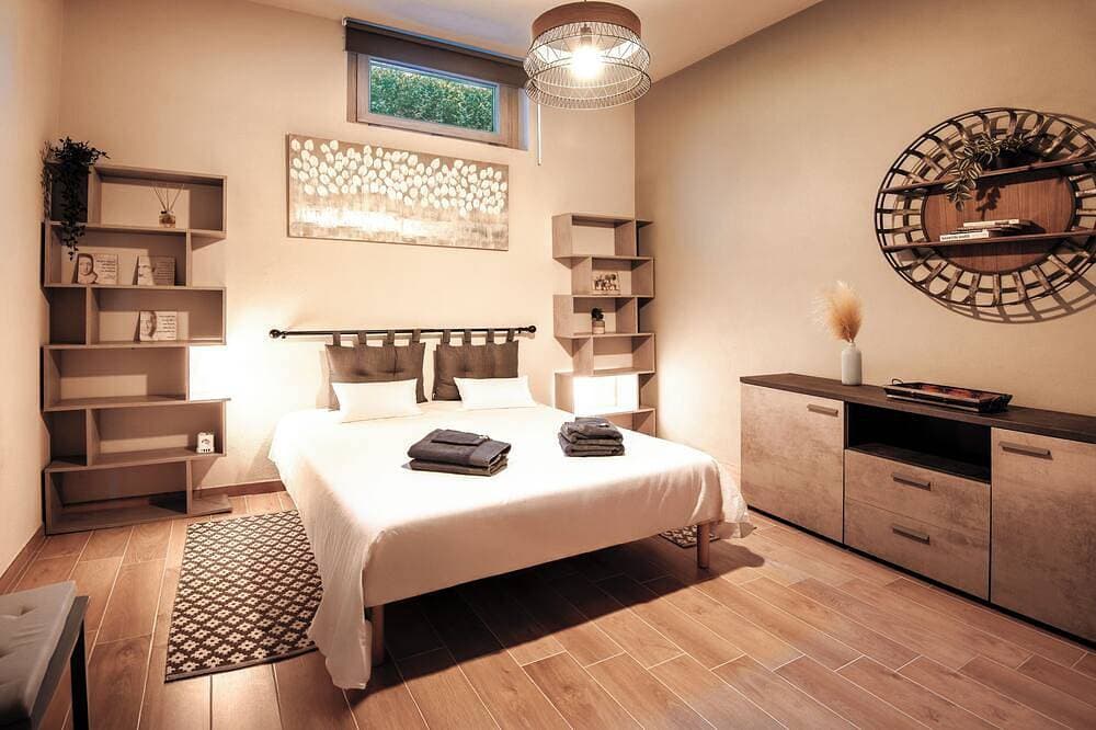 Foto 10 von 30: Modern villa with private pool and panoramic vineyard views in Piemonte.