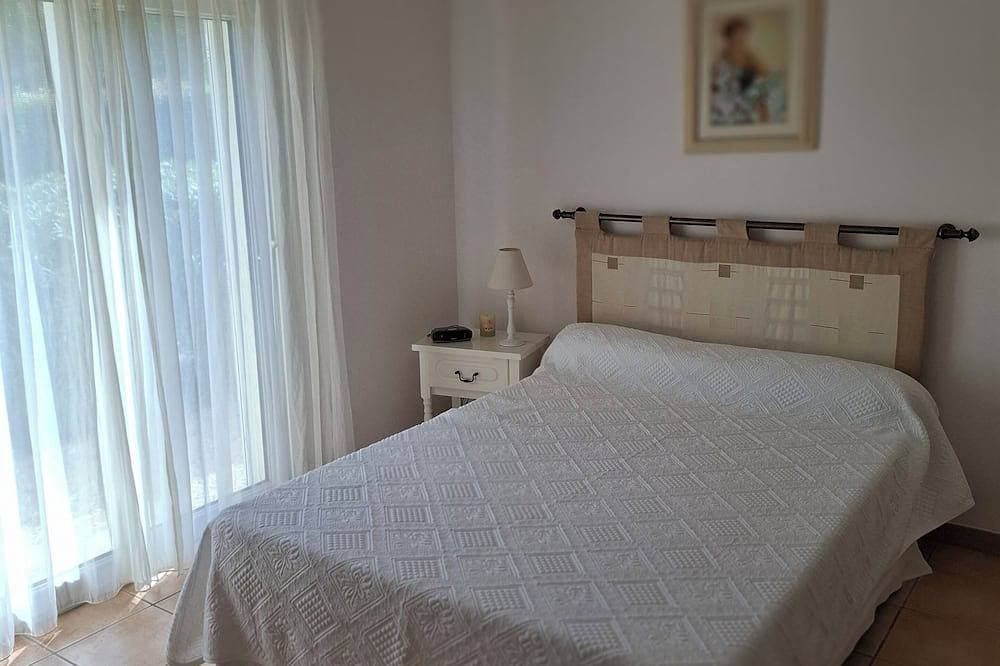 Foto 2 von 7: Six-fours les Plages, T2, Bas de villa, garden, parking