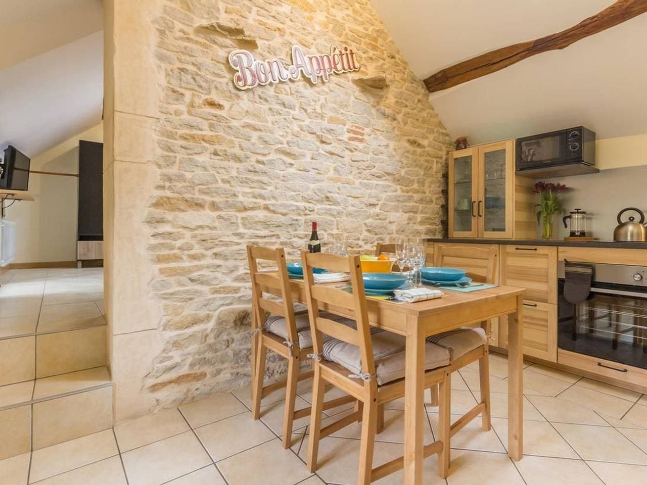 Foto 6 von 16: Steinhaus bei Beaune mit Terrasse und Parkplatz