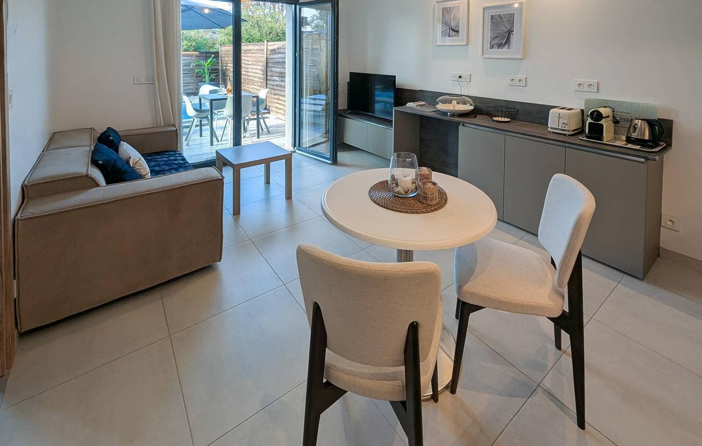 Foto 2 von 16: Breezy Riverside Retreat mit Parkplatz und Terrasse
