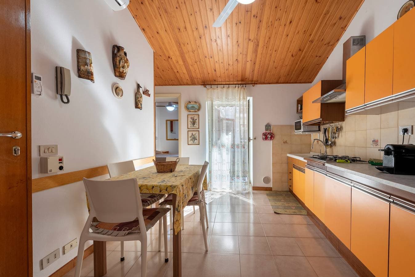 Foto 4 von 20: Apartment „La Casetta Della Rocca“ mit Bergblick, WLAN und Klimaanlage
