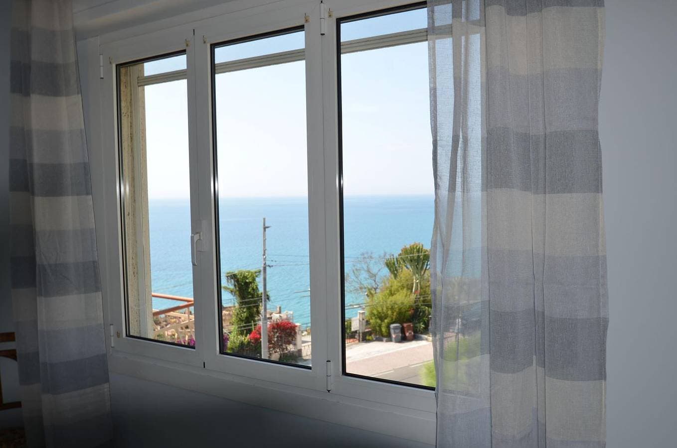 Foto 6 von 23: Neurenovierte Ferienwohnung direkt am Strand mit atemberaubendem Meerblick