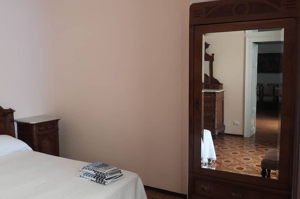 Foto 4 von 30: Garda lake Salò Luxury apartment old romantic family Villa, terrace garden