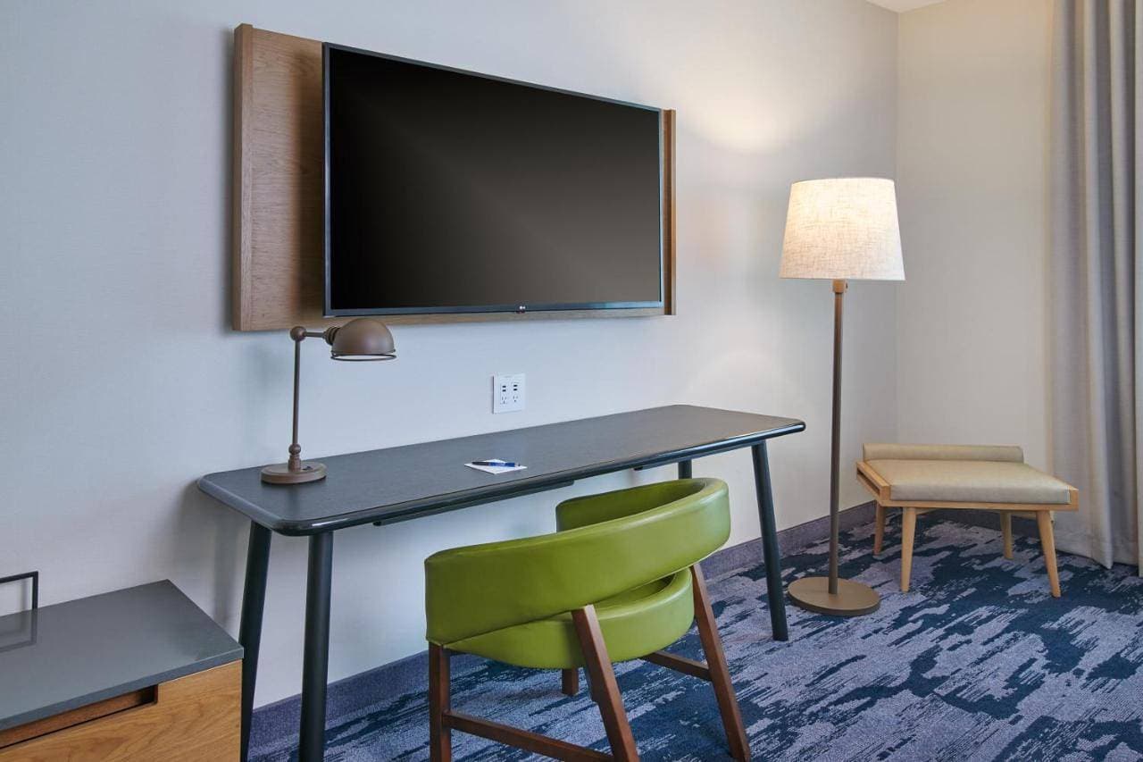 Foto 5 von 9: King Suite with Roll-In Shower and Sofa Bed - Mobility Access/Hearing Accessible